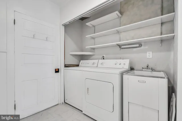 a view of entryway with bathroom