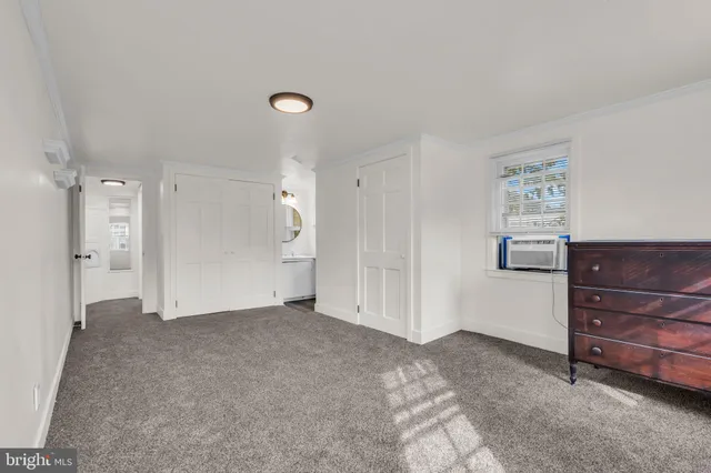 an bathroom with a sink and a mirror