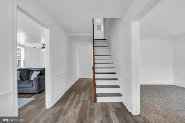 a view of empty room with window