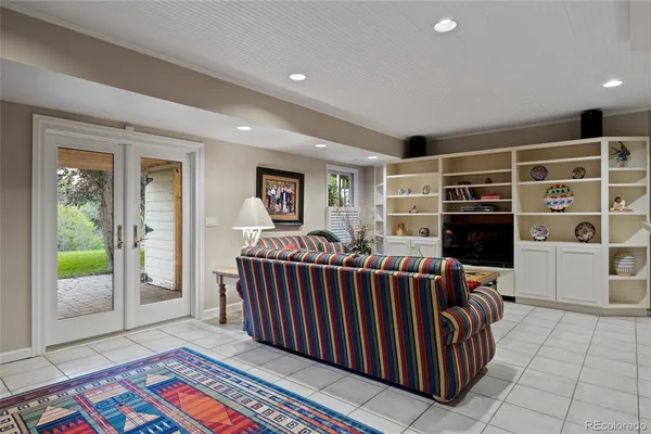 a view of livingroom with furniture
