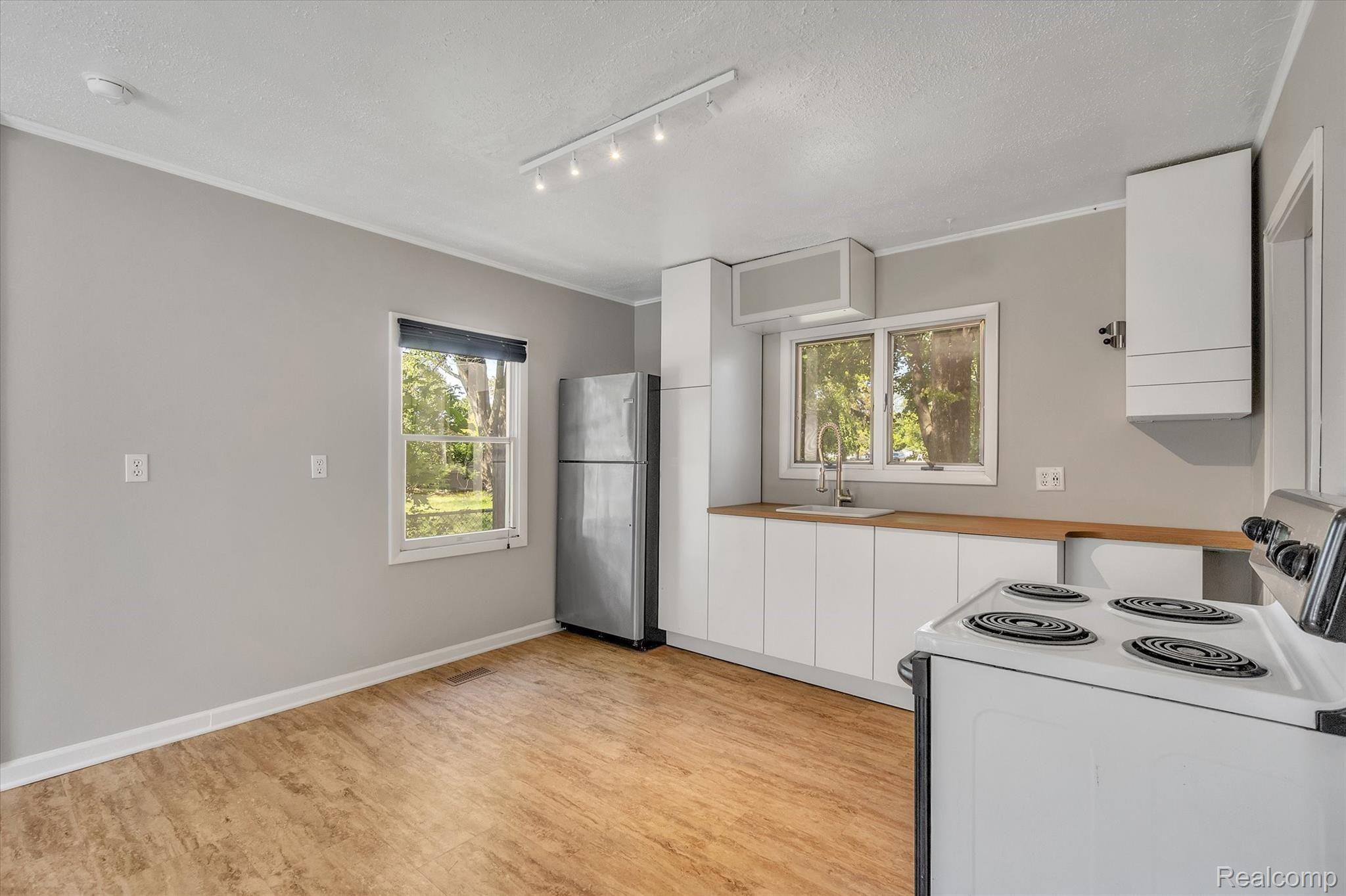 537 Armstrong Road Lansing, MI 48911 - Photo 9 of 27 16-537-Armstrong-Rd-WindowStill-Real-Estate-Photography-14.jpg