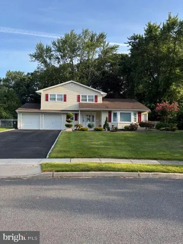 $774,000 | 22 Tuscarora Circle, Old Bridge, NJ 08857