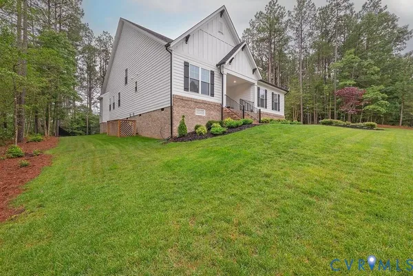 a view of a house with backyard and garden