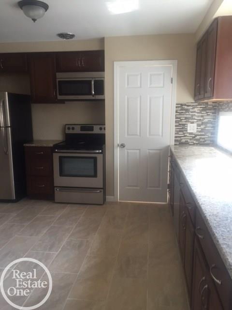 1830 Newcastle Road Grosse Pointe, MI 48236 - Photo 9 of 27 31300052-8.JPG