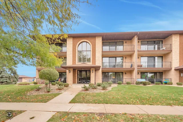 $215,000 | 16019 Eagle Ridge Drive, Unit 3S, Tinley Park, IL 60477
