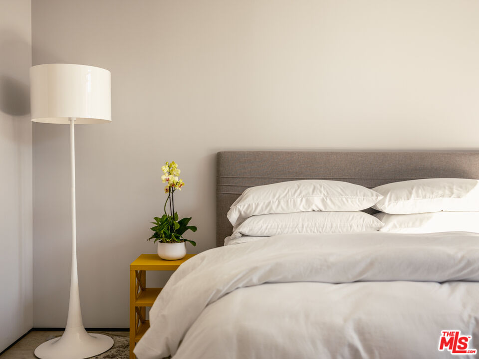 3 Echo Lane Rancho Mirage, CA 92270 - Photo 29 of 39 a bedroom with a bed and a lamp