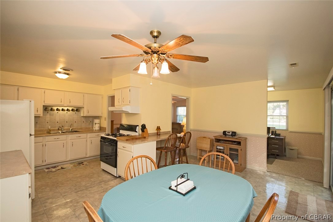 8858 Marlfield Road Gloucester, VA 23061 - Photo 6 of 29 Kitchen
