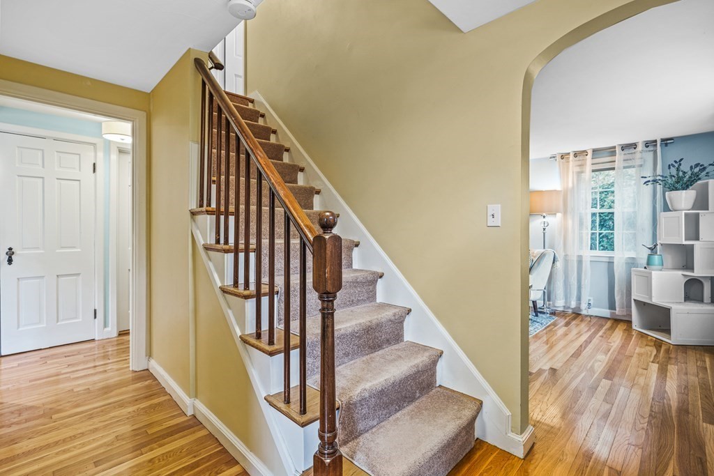 6 Laurel Road Lynnfield, MA 01940 - Photo 2 of 33 Gallery Image 2