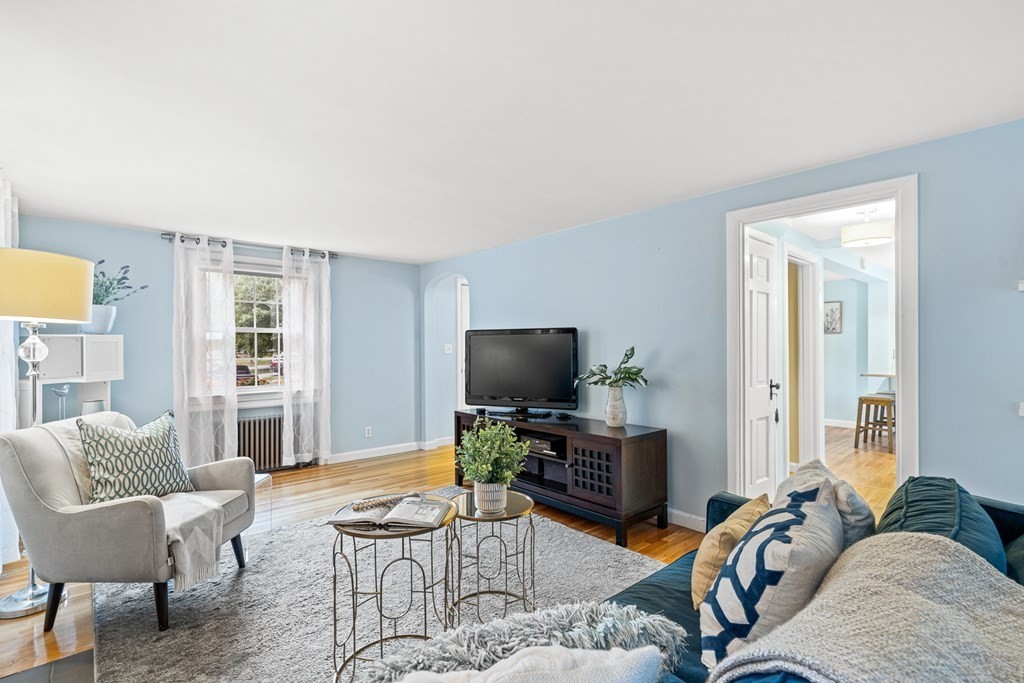6 Laurel Road Lynnfield, MA 01940 - Photo 5 of 33 Gallery Image 5