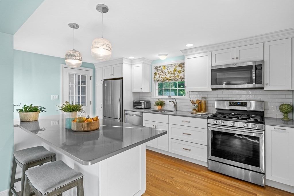 6 Laurel Road Lynnfield, MA 01940 - Photo 7 of 33 Gallery Image 7