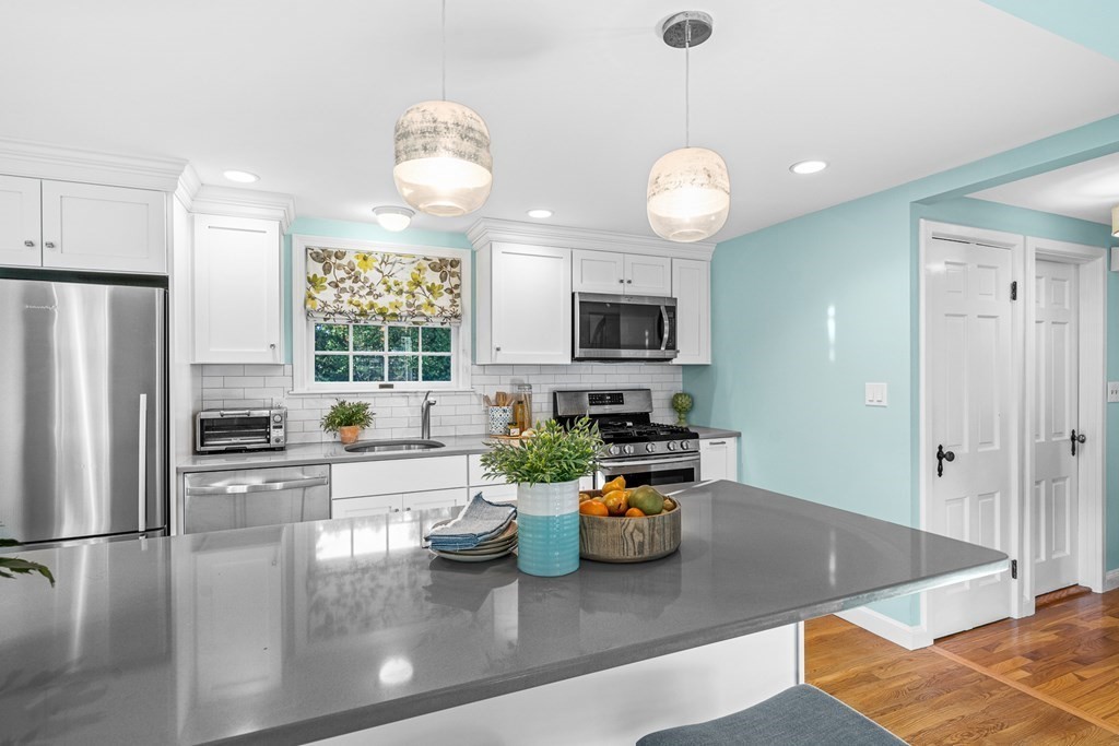 6 Laurel Road Lynnfield, MA 01940 - Photo 8 of 33 Gallery Image 8