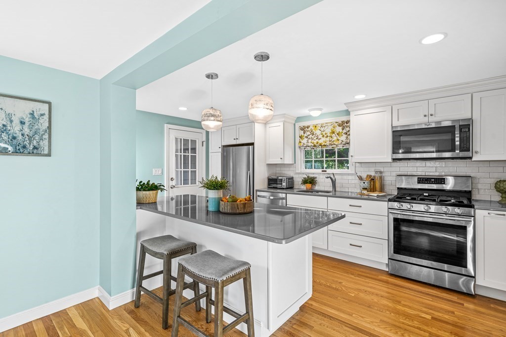 6 Laurel Road Lynnfield, MA 01940 - Photo 9 of 33 Gallery Image 9