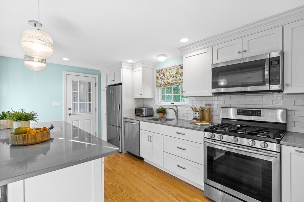 6 Laurel Road Lynnfield, MA 01940 - Photo 10 of 33 Gallery Image 10