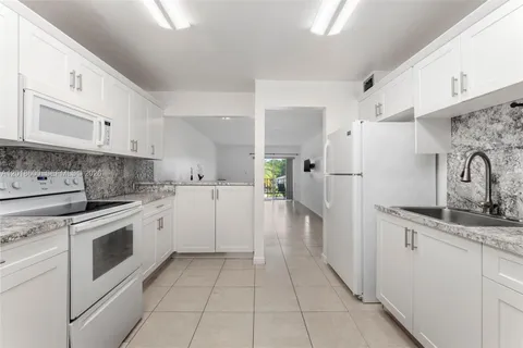 $260,000 | 1900 West 54th Street, Unit 220, Hialeah, FL 33012