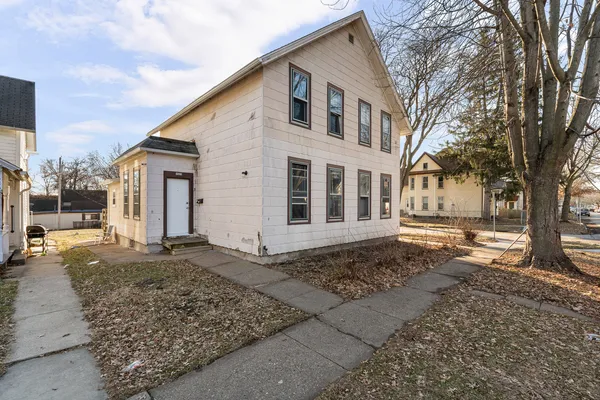 $114,900 | 1527 West 6th Street, Davenport, IA 52802