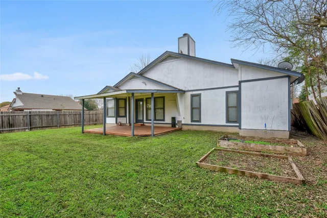 a view of a house with backyard and porch