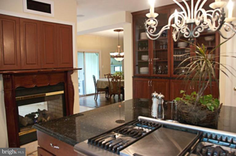 13513 Esworthy Road Darnestown, MD 20874 - Photo 19 of 30 Kitchen/Dining Room