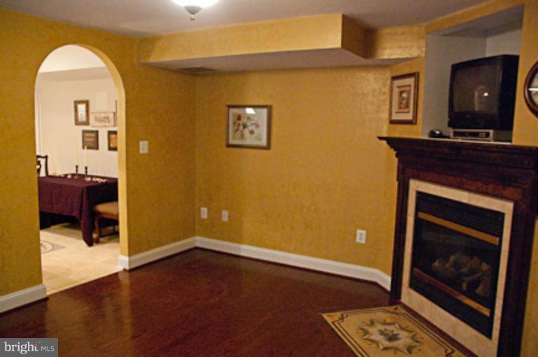 13513 Esworthy Road Darnestown, MD 20874 - Photo 30 of 30 Apartment Living Room