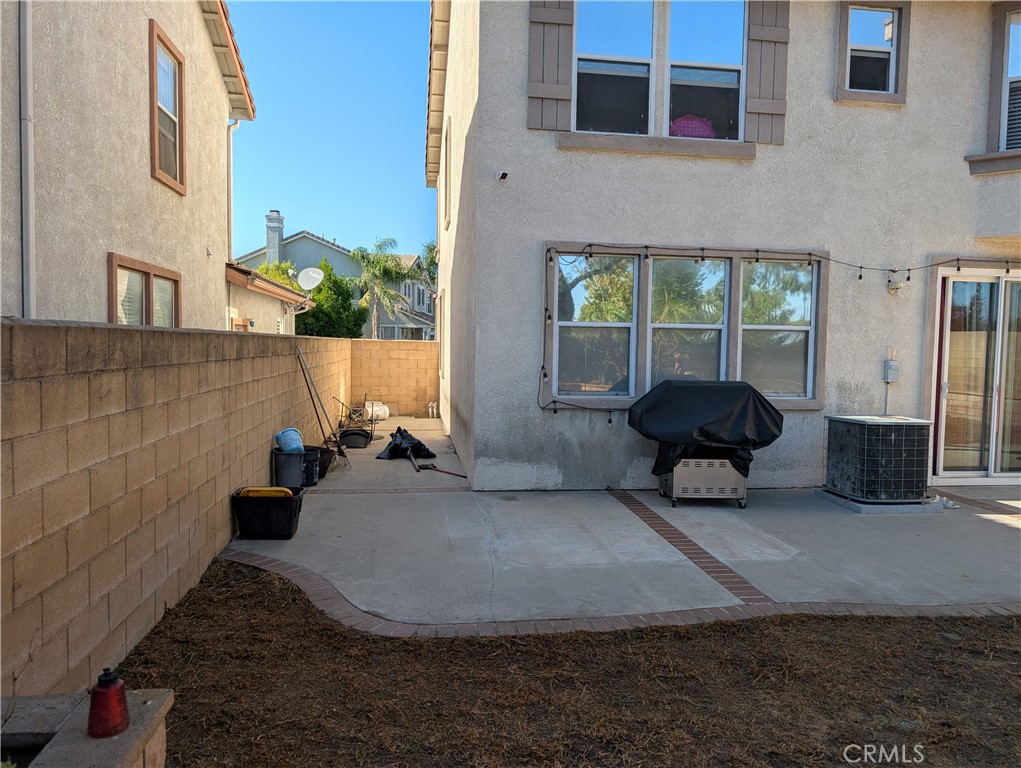 7397 McClellan Court Fontana, CA 92336 - Photo 4 of 14 a view of a building with sitting area