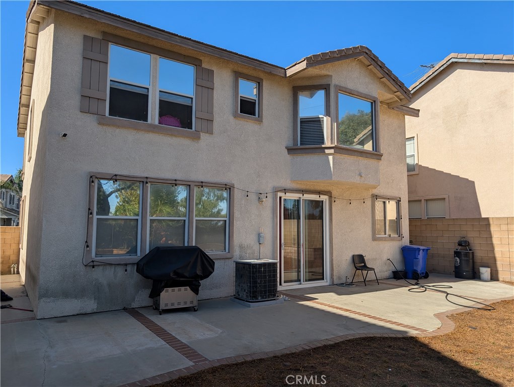 7397 McClellan Court Fontana, CA 92336 - Photo 5 of 14 a view of a building with a outdoor space