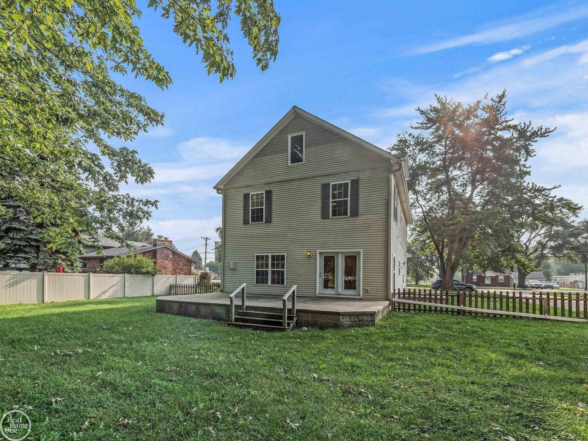 42109 Hayes Road Sterling Heights, MI 48313 - Photo 4 of 46 50116889-3.JPG