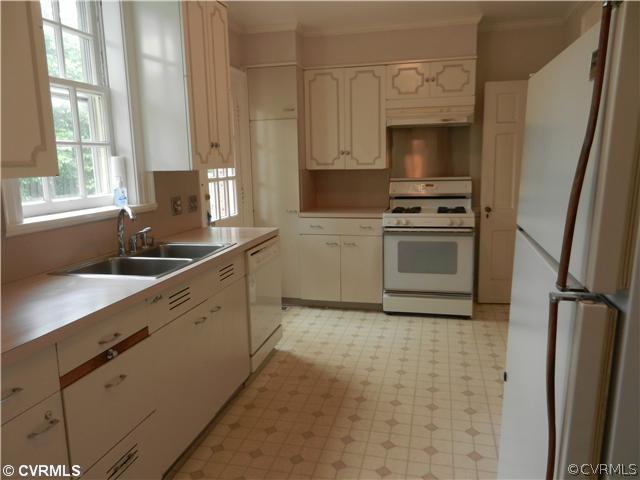 4104 Exeter Road Richmond, VA 23221 - Photo 9 of 18 Kitchen - Kitchen with St Charles Cabinets