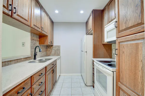 $1,100 | 2800 Jeanetta Street, Unit 2302, Houston, TX 77063