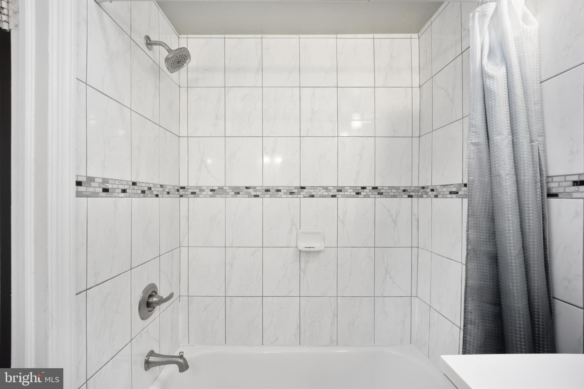 3006 Heather Road Folcroft, PA 19032 - Photo 20 of 25 a bathroom with a bathtub