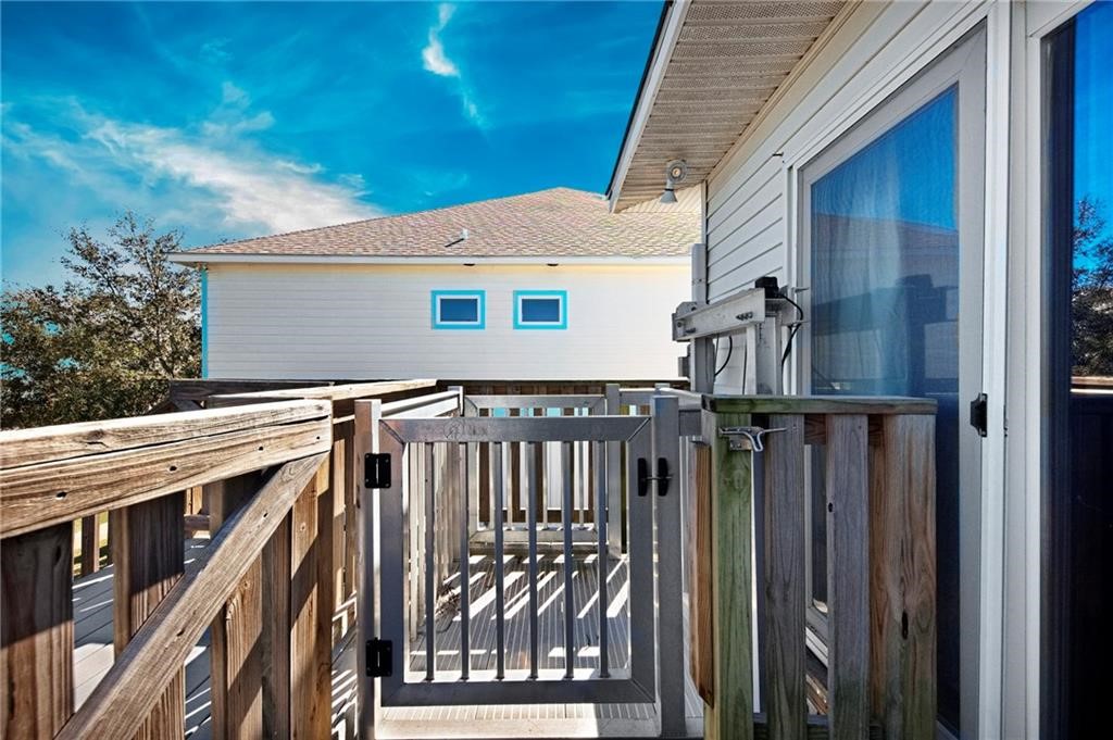 39 Front Street Rockport, TX 78382 - Photo 27 of 38 a view of a house with wooden fence