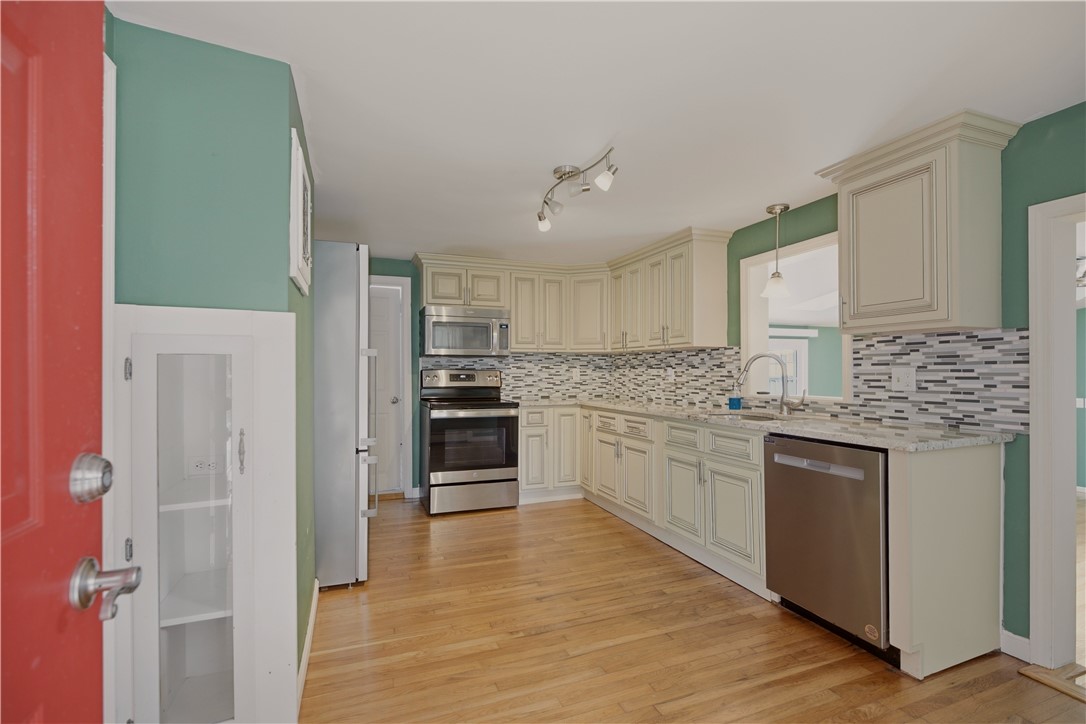21 King Road Tiverton, RI 02878 - Photo 5 of 50 Gallery Image 5