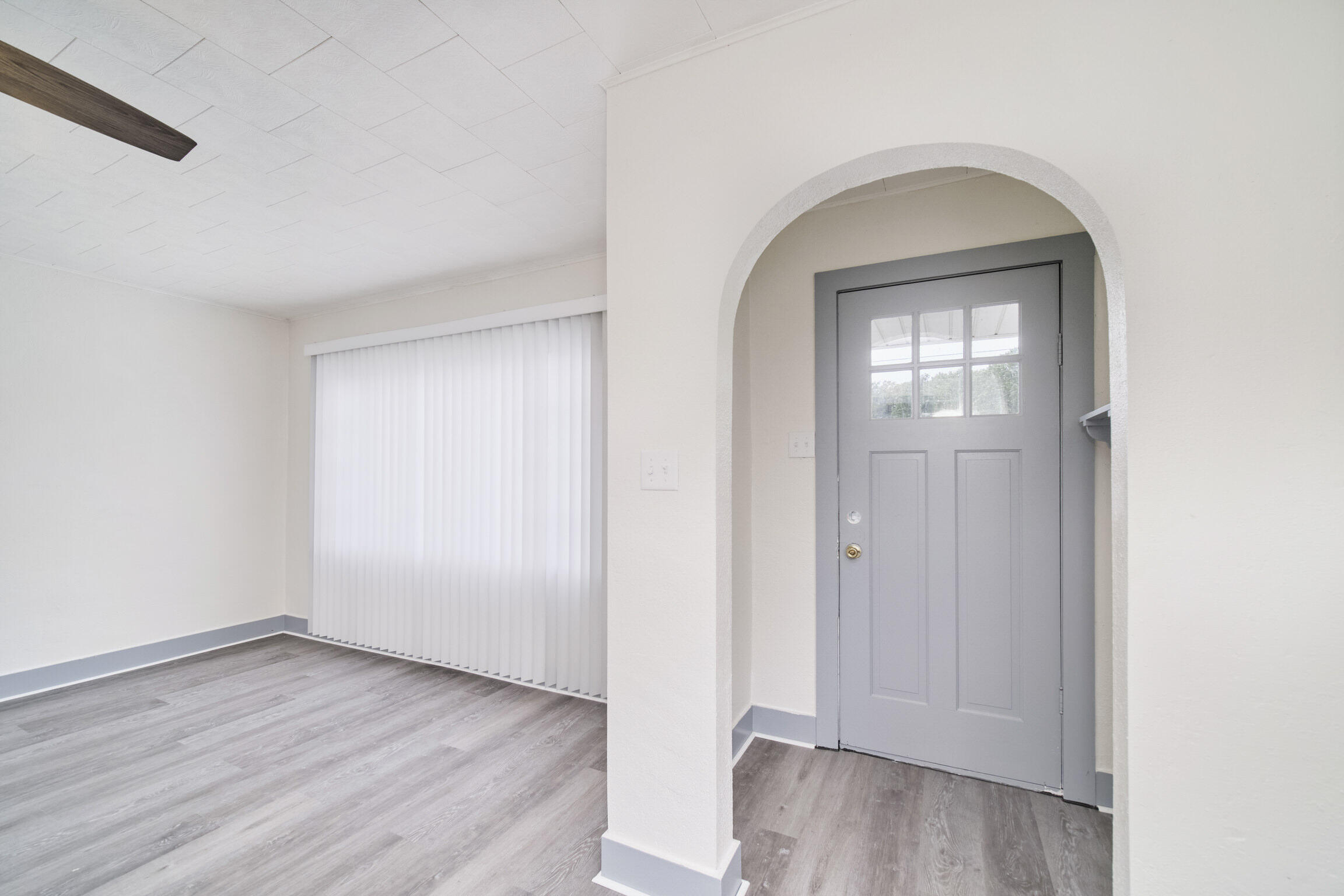 711 Ramsdell Street Manistee, MI 49660 - Photo 5 of 34 Charming arched opening