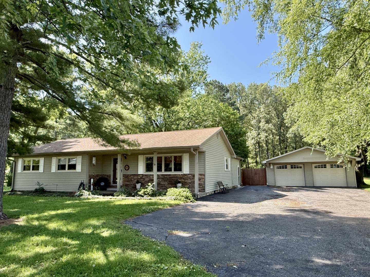 956 Country Club Road Metropolis, IL 62960 - Photo 46 of 48 front view of a house with a yard