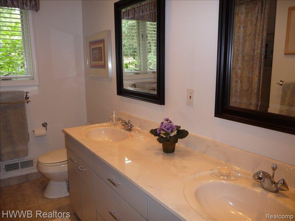 27140 Gardenway Road Franklin, MI 48025 - Photo 10 of 25 Hall Bath