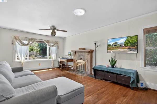 $1,275,000 | 914 61st Street, Oakland, CA 94608