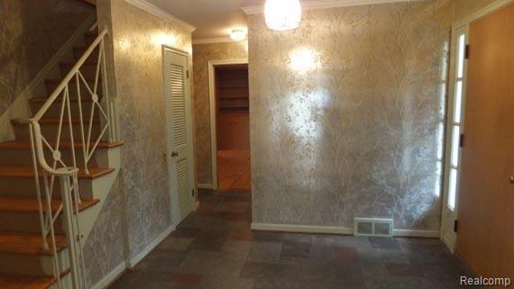 585 Ballantyne Road Grosse Pointe, MI 48236 - Photo 2 of 15 585B1