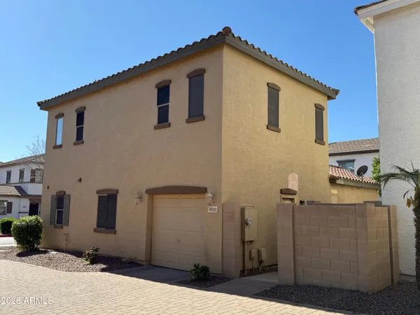 a view of a house with backyard