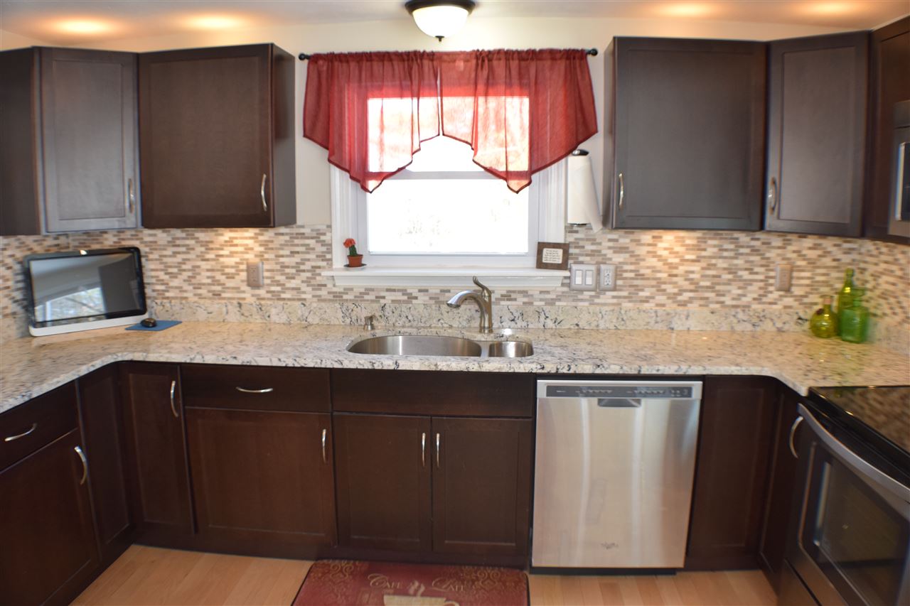 141 Robinson Road Hudson, NH 03051 - Photo 3 of 40 Gallery Image 3