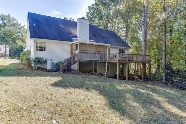 a view of a house with a yard