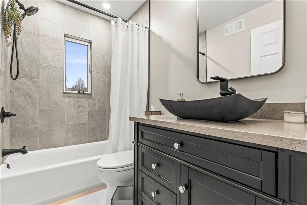 226 Brookwood Road Venetia, PA 15367 - Photo 13 of 39 Main Floor Full Bathroom 226 Brookwood Road