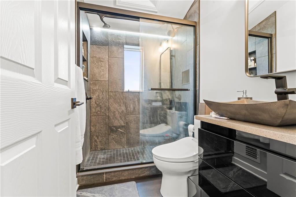 226 Brookwood Road Venetia, PA 15367 - Photo 17 of 39 Full Hall Bathroom 226 Brookwood Road