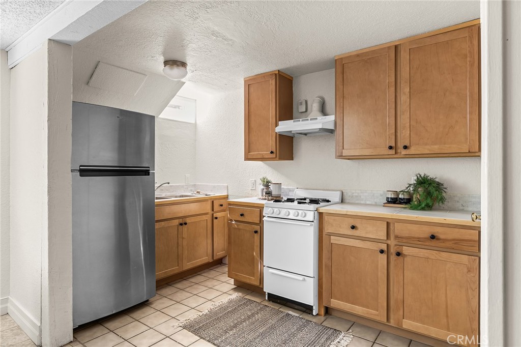 587 East 3rd Street Chico, CA 95928 - Photo 6 of 73 Lower unit kitchen
