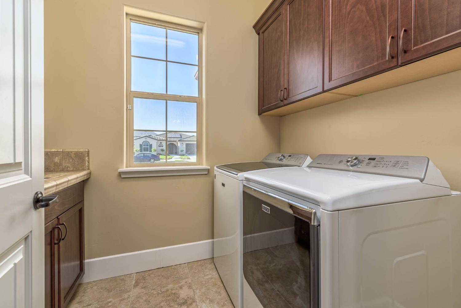 3230 Enterprise Avenue Clovis, CA 93619 - Photo 19 of 41 a utility room with a sink dryer and washer