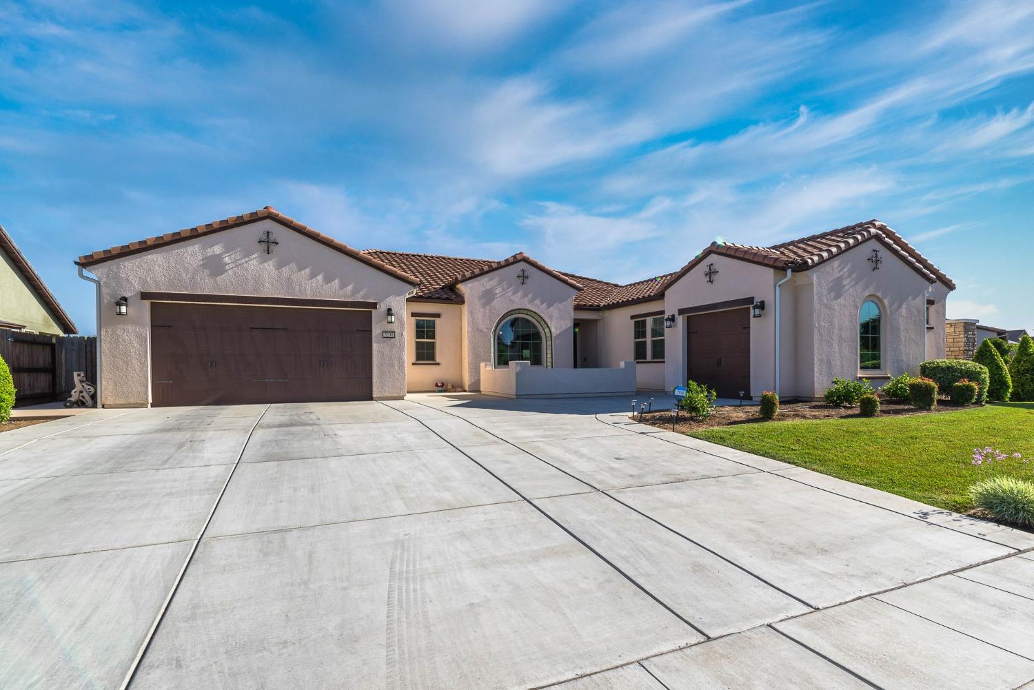 3230 Enterprise Avenue Clovis, CA 93619 - Photo 4 of 41 a front view of a house with a yard and garage