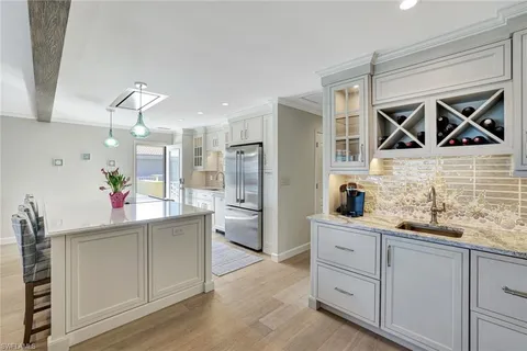 $1,370,000 | 2850 Gulf Shore Boulevard North, Unit 201, Naples, FL 34103