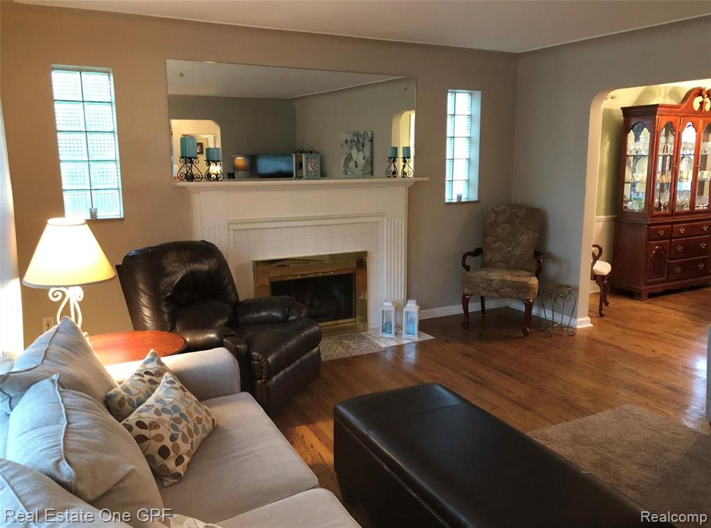 1876 Broadstone Road Grosse Pointe Woods, MI 48236 - Photo 5 of 53