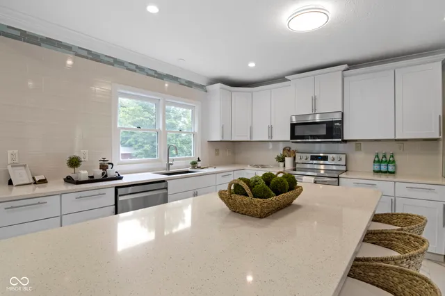 $575,000 | 9259 Oak Knoll Lane, Fishers, IN 46037