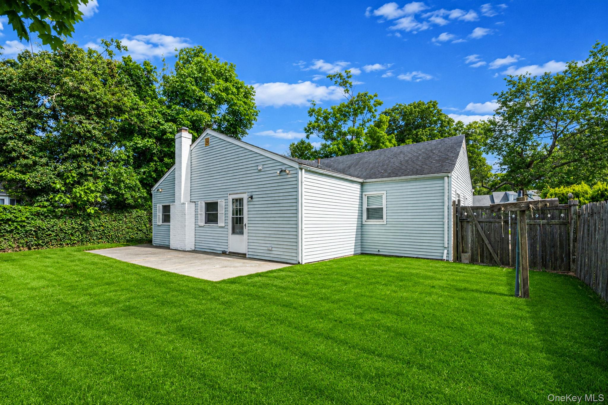129 Shaber Road Patchogue, NY 11772 - Photo 6 of 23