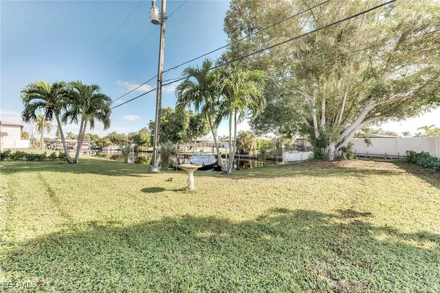 a view of back yard of the house