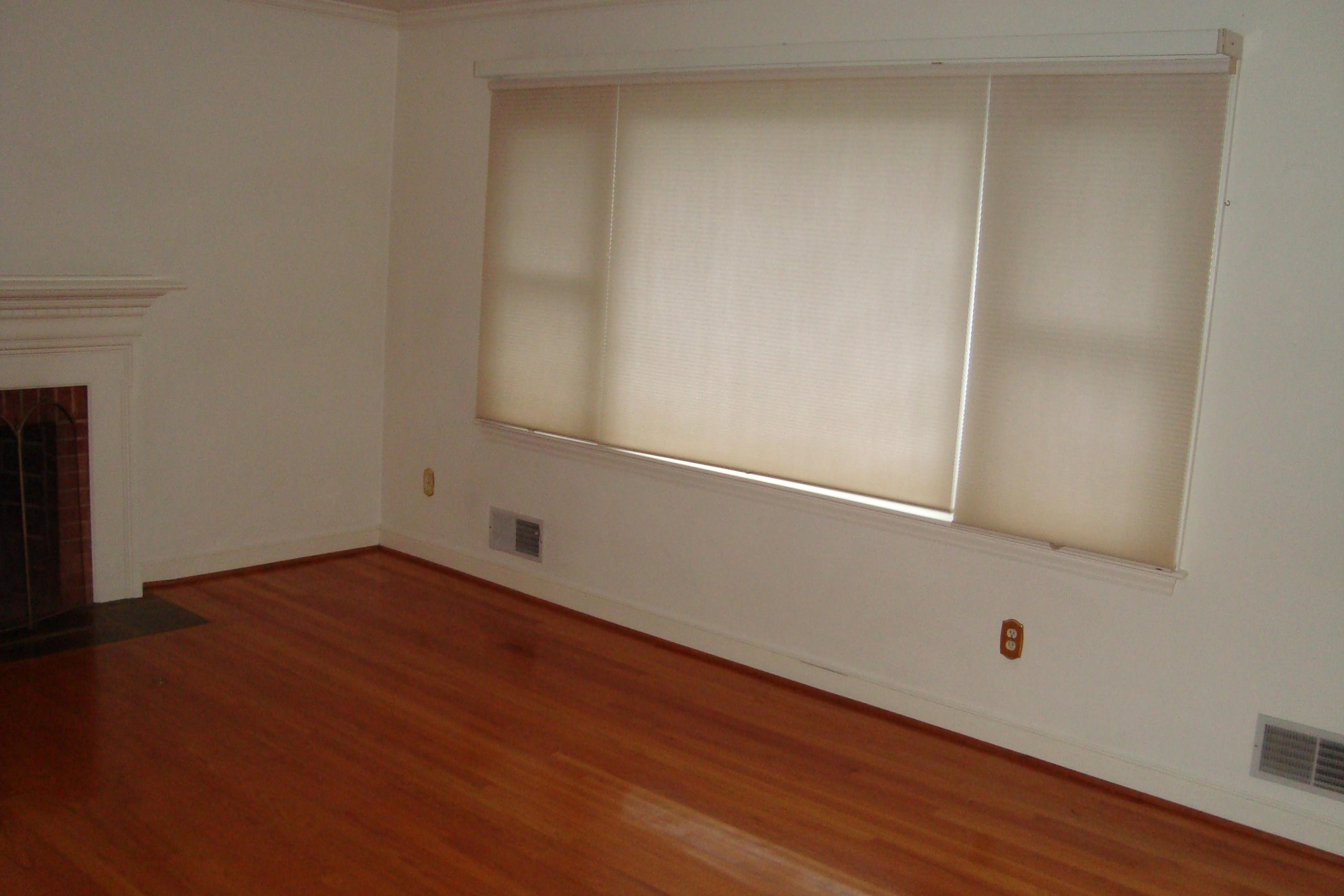 3525 Georgetown Road Roanoke, VA 24018 - Photo 6 of 16 Living Room 2