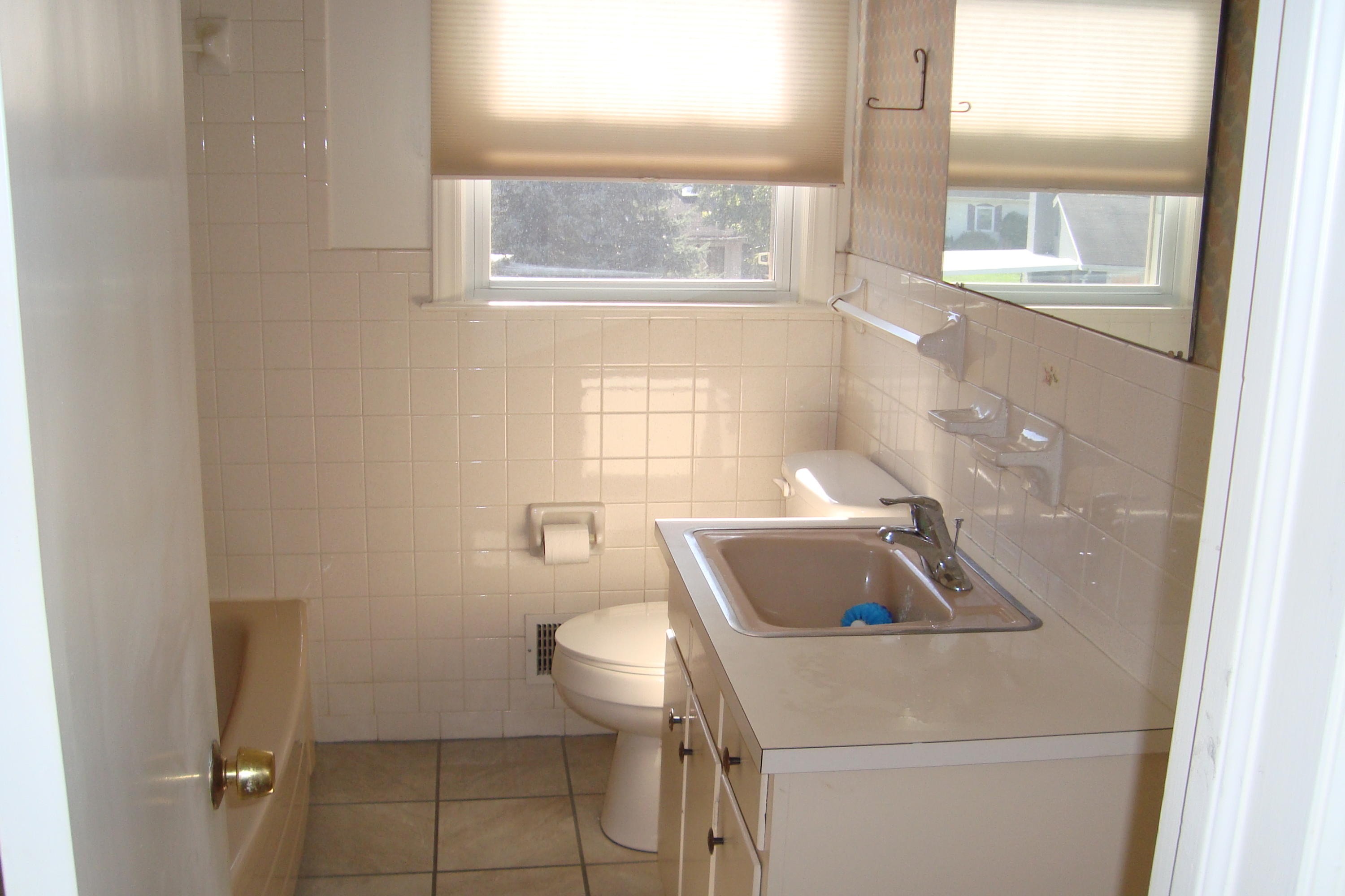 3525 Georgetown Road Roanoke, VA 24018 - Photo 9 of 16 Main Bath